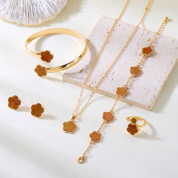 Elegant Gold Flower Jewelry Set - Picture 2 of 4